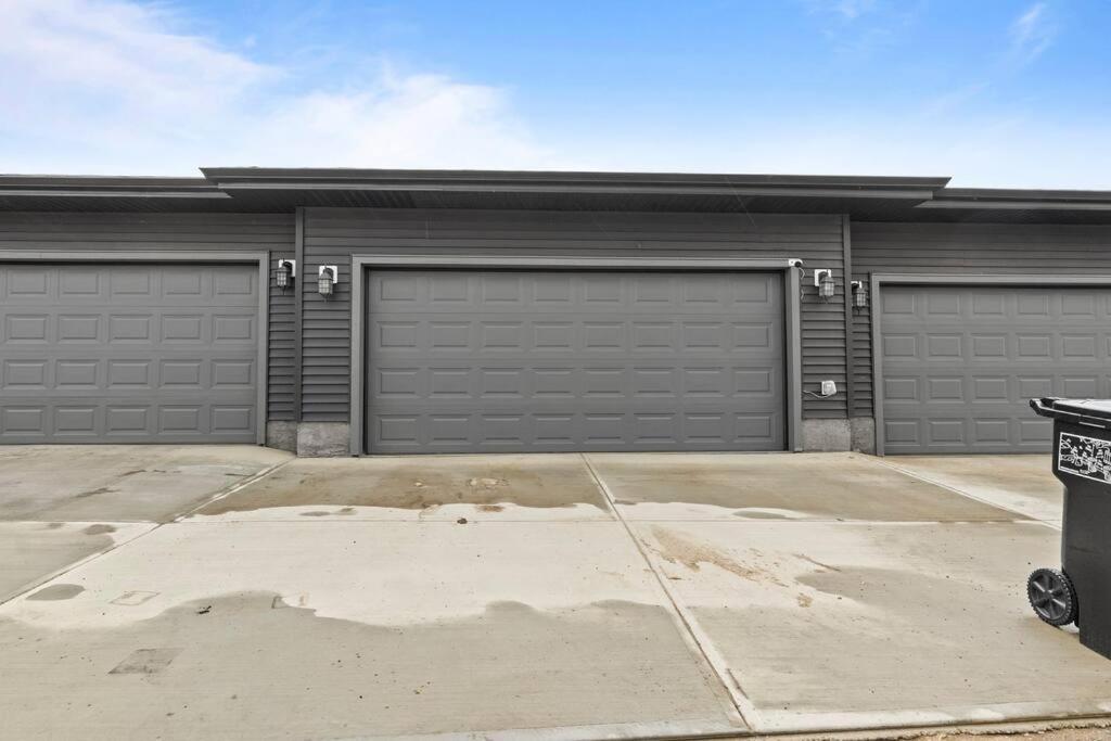 Cozy - 9mins To Wem -foosball -vintage Arcade - Air Conditioning * Edmonton
