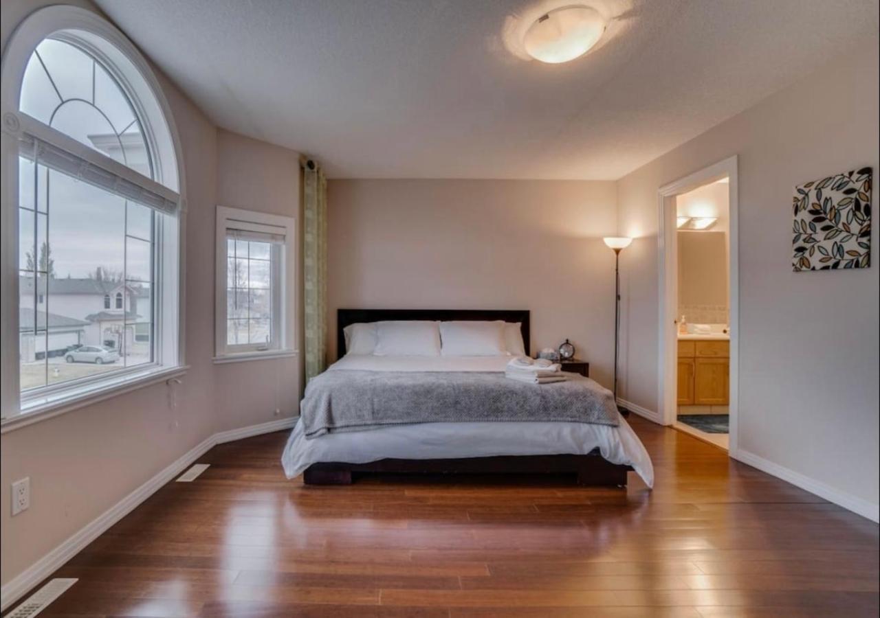Big Family W/ Deck, Ping Pong, Bbq & Garage Apartment Edmonton