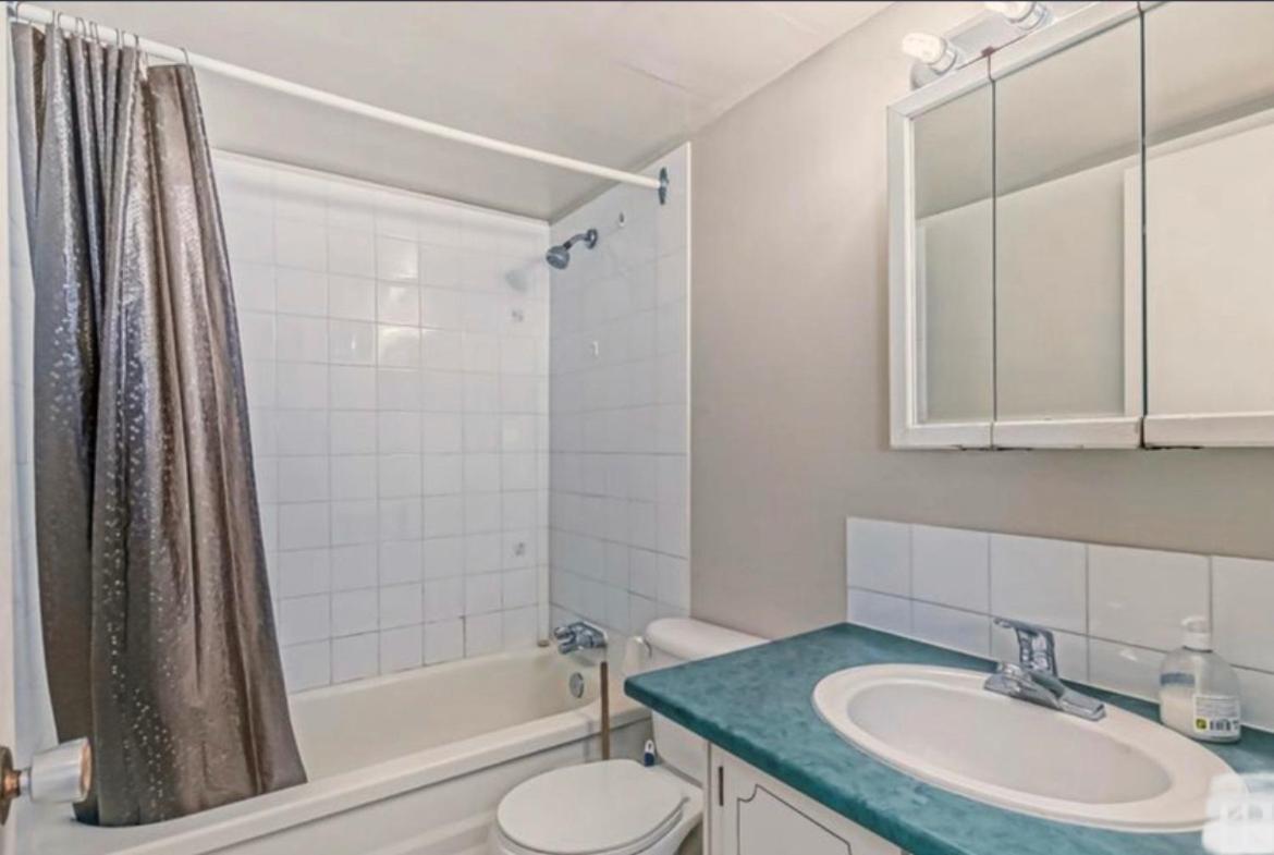 Guest house Male Only Private In Hollick Kenyon 165 Ave 56 Street Walking Distance To No Frills