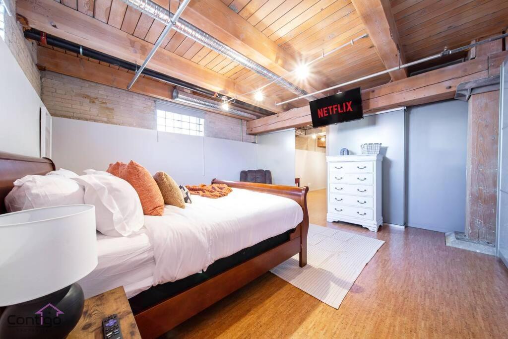 Historic Jd Loft, Near Ice District, Rogers Place, Ug Parking Apartment *