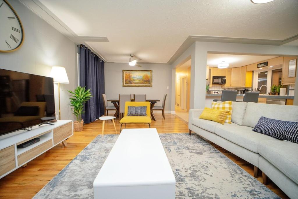 Cozy 3 Bedroom Contemporary With Free Parking