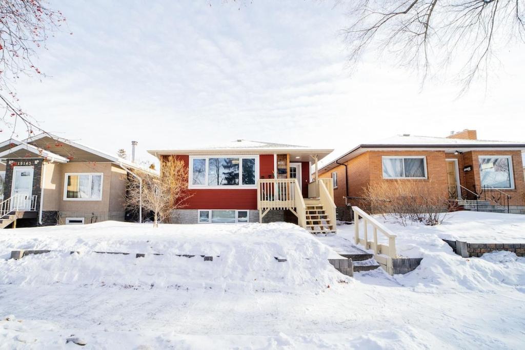 Cozy 3 Bedroom Contemporary With Free Parking Edmonton