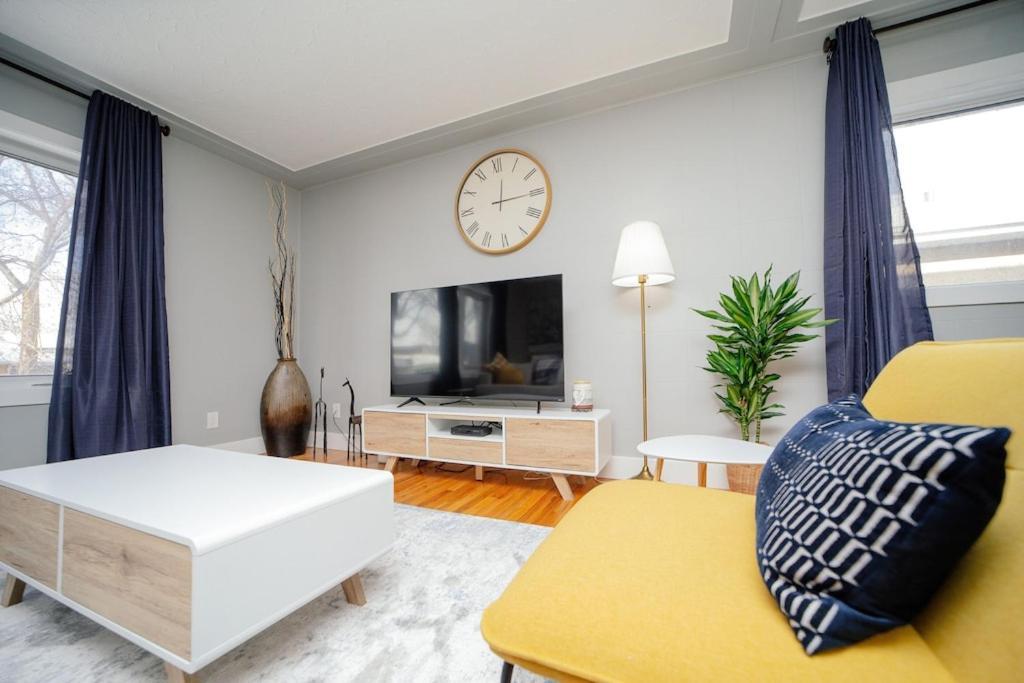 Cozy 3 Bedroom Contemporary With Free Parking Holiday home Edmonton