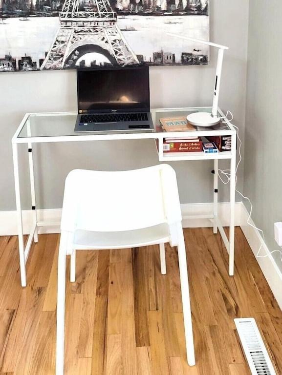 Cozy 3 Bedroom Contemporary With Free Parking * Edmonton