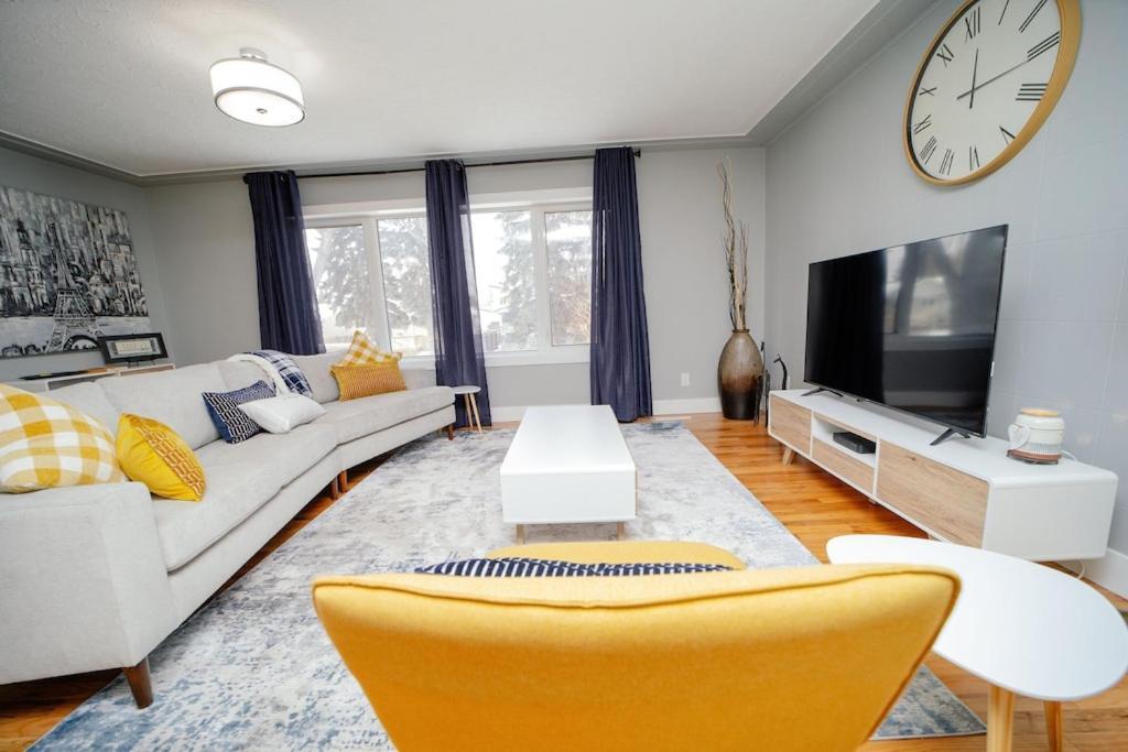 Cozy 3 Bedroom Contemporary With Free Parking Holiday home