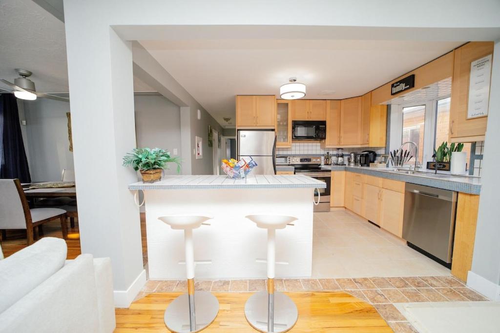 Cozy 3 Bedroom Contemporary With Free Parking Holiday home Edmonton