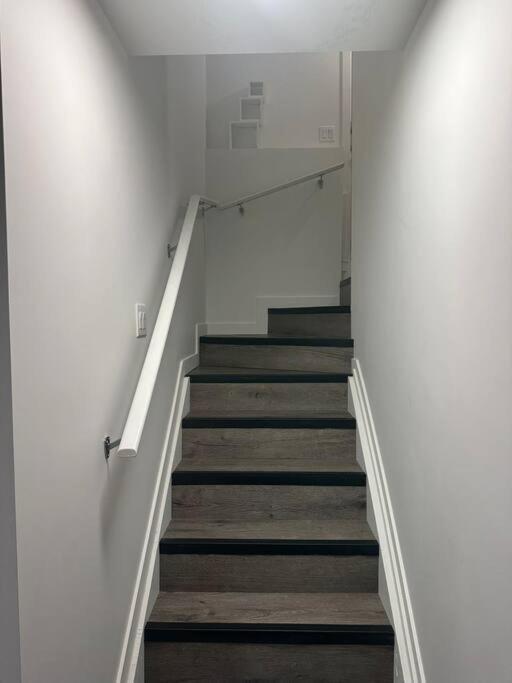 Brand New 1 Bedroom Basement Suite. Wi-fi,netflix Apartment