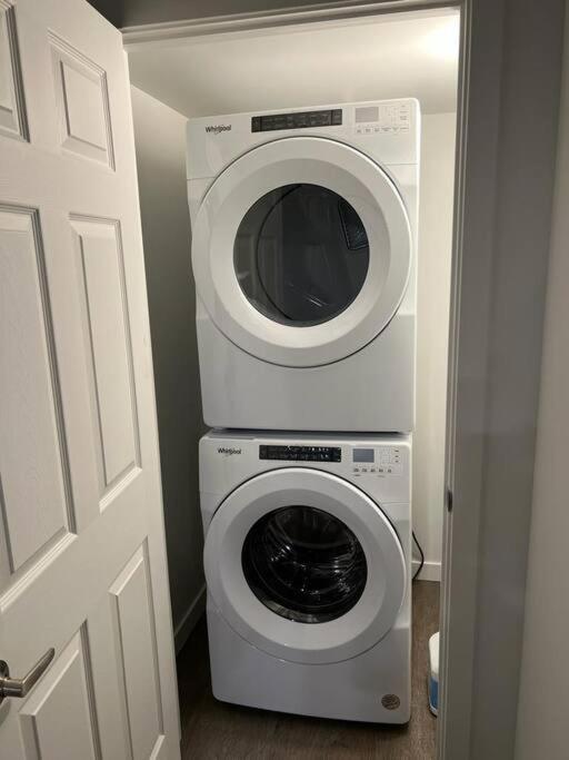 Brand New 1 Bedroom Basement Suite. Wi-fi,netflix Apartment Edmonton