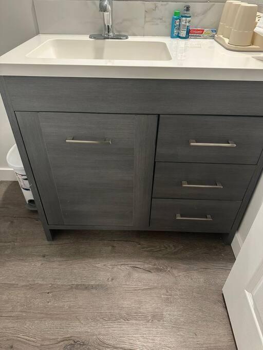 Brand New 1 Bedroom Basement Suite. Wi-fi,netflix Apartment Edmonton