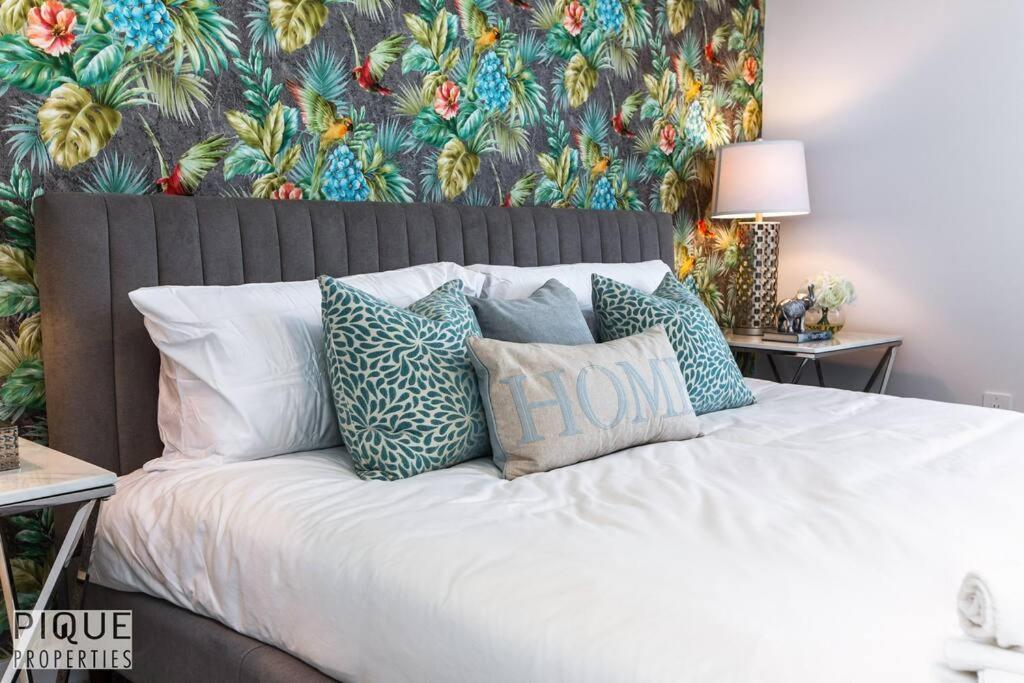 *new*chic Modern Home*king Bed*foosball*sleeps 8! Holiday home