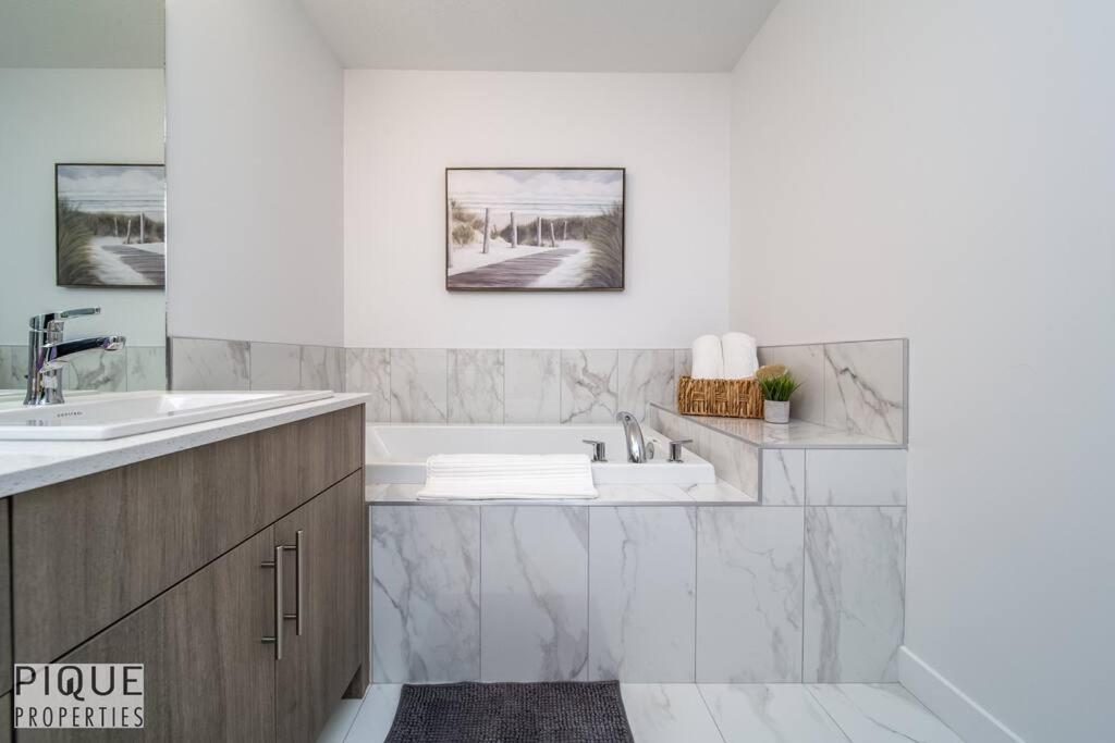 *new*chic Modern Home*king Bed*foosball*sleeps 8! Holiday home Edmonton