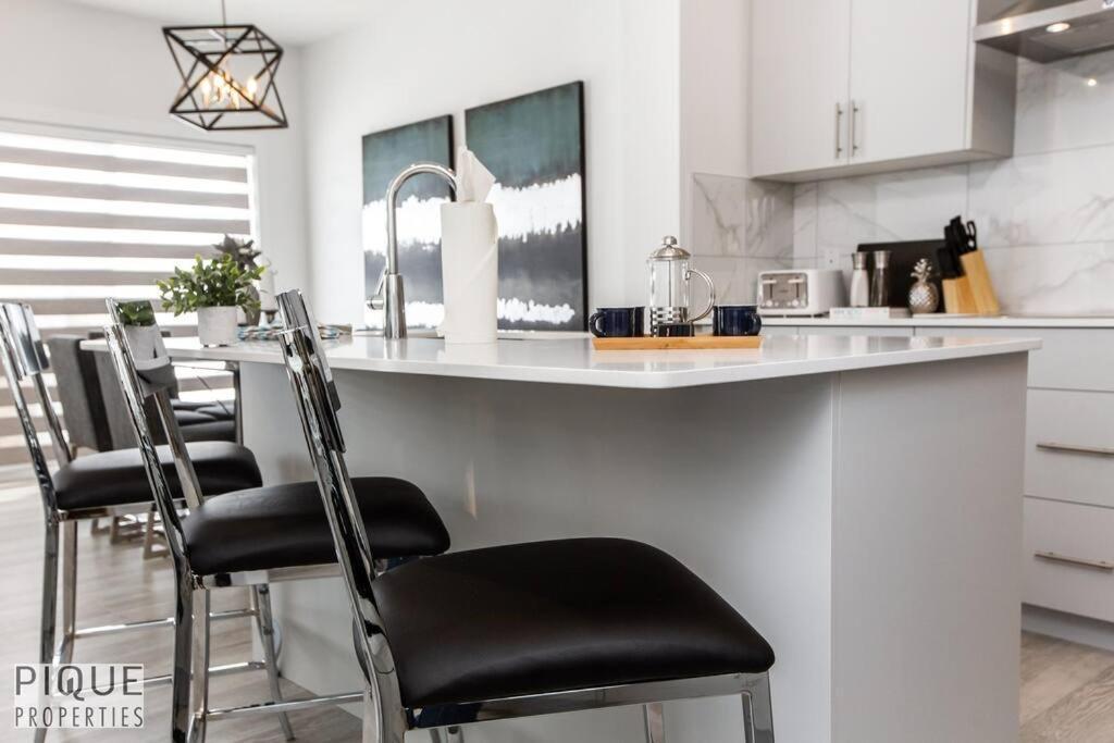 *new*chic Modern Home*king Bed*foosball*sleeps 8! Holiday home Edmonton