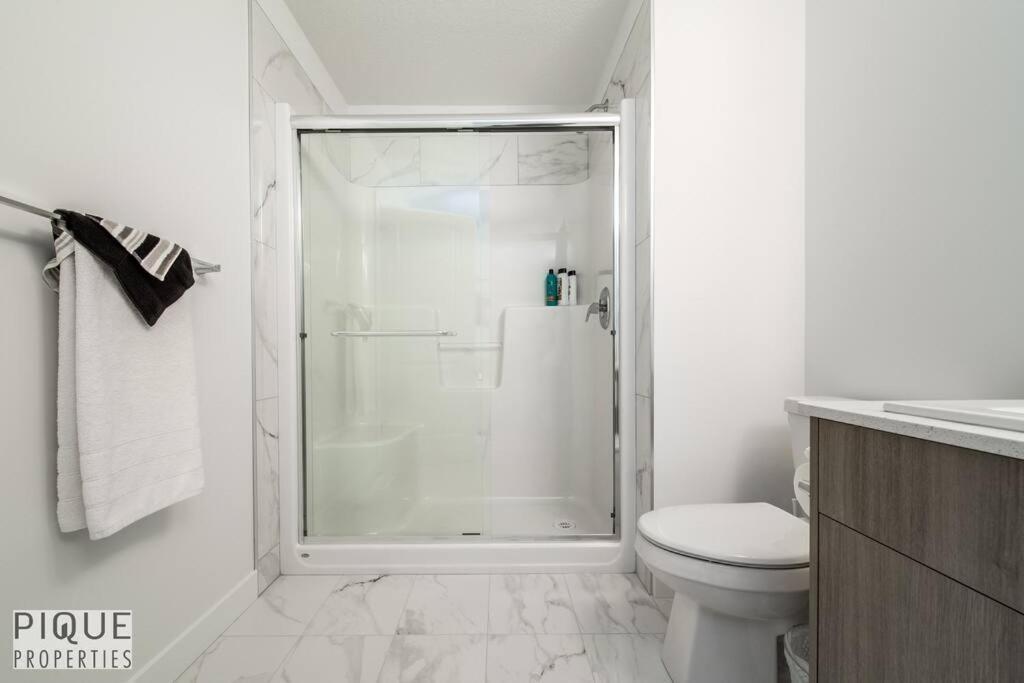 *new*chic Modern Home*king Bed*foosball*sleeps 8! Holiday home Edmonton