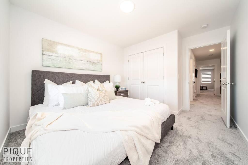 Holiday home *new*chic Modern Home*king Bed*foosball*sleeps 8! Edmonton