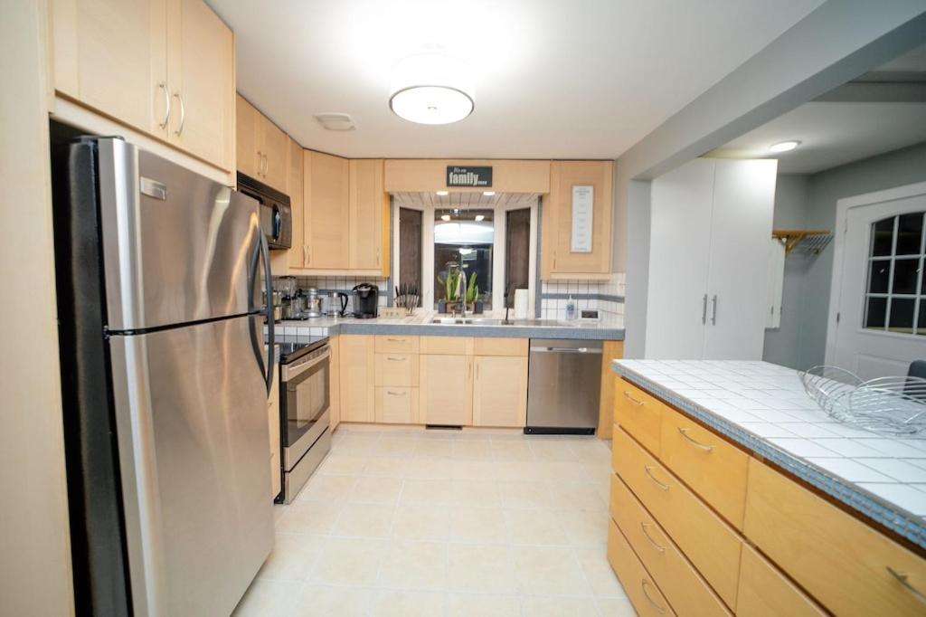 Cozy 3 Bedroom Contemporary With Free Parking Holiday home