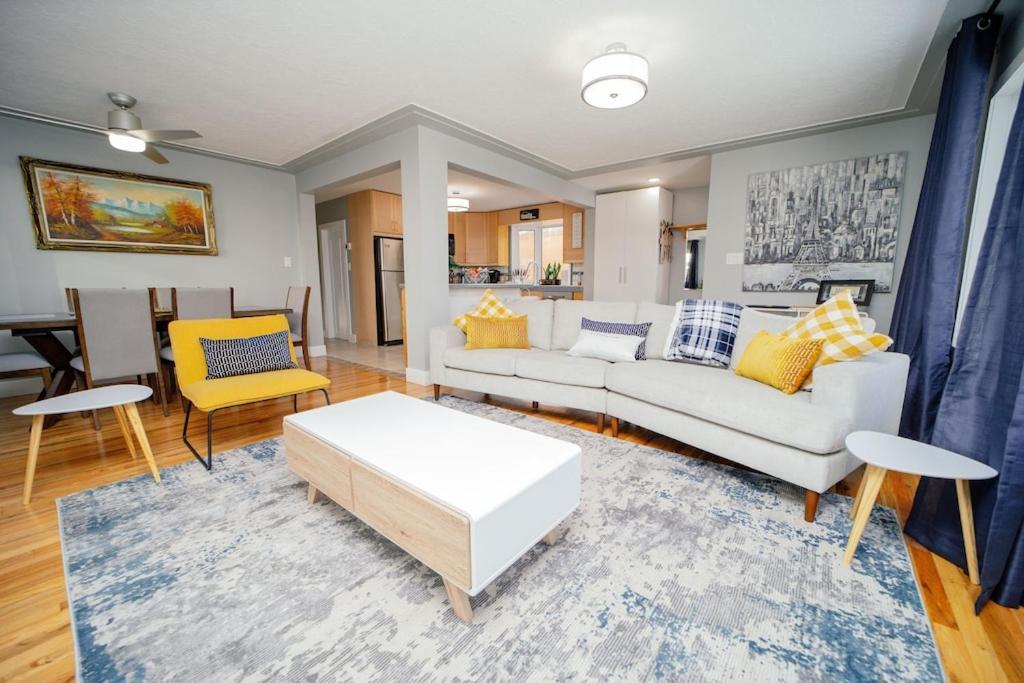 Cozy 3 Bedroom Contemporary With Free Parking