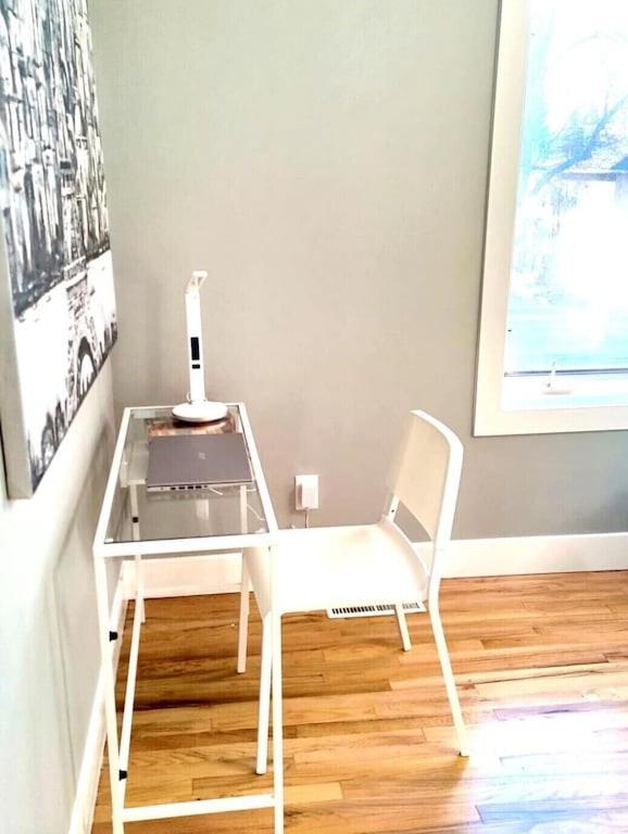 Cozy 3 Bedroom Contemporary With Free Parking * Edmonton