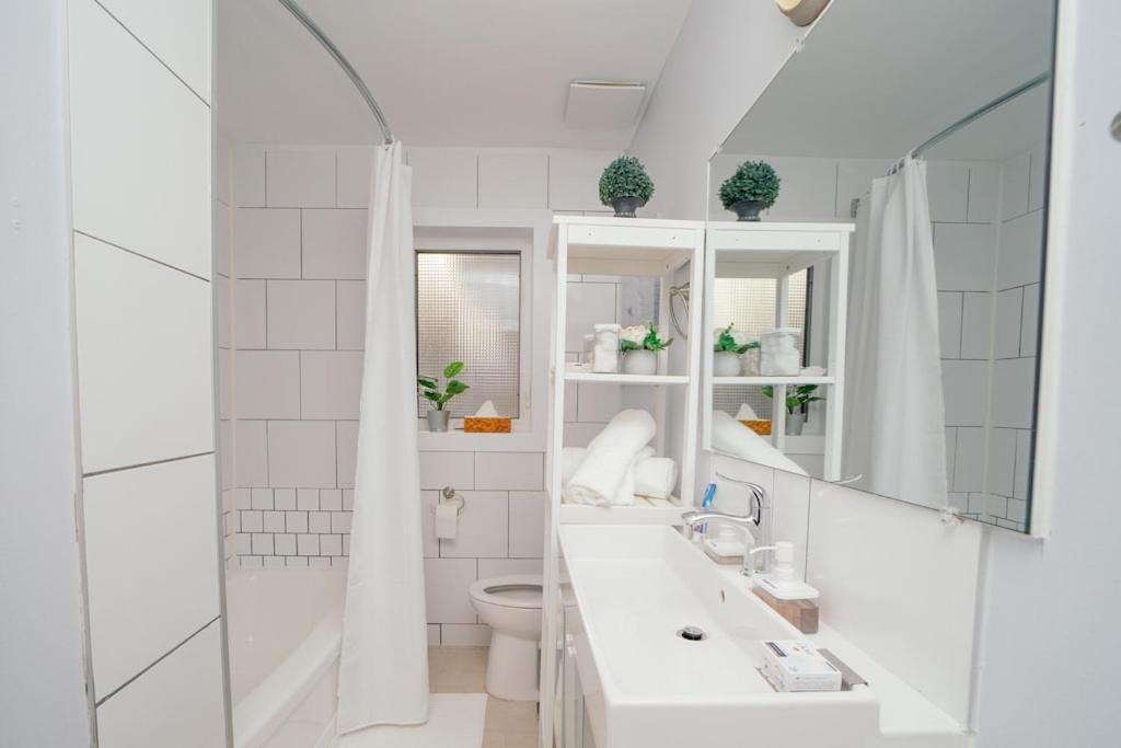 Holiday home Cozy 3 Bedroom Contemporary With Free Parking *