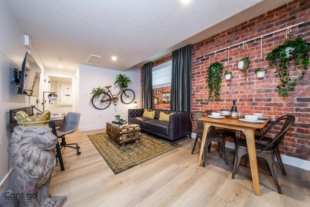 Apartment Luxe New York Style Bsmt Suite, Near Dt & Wem, King Bed, Wifi *