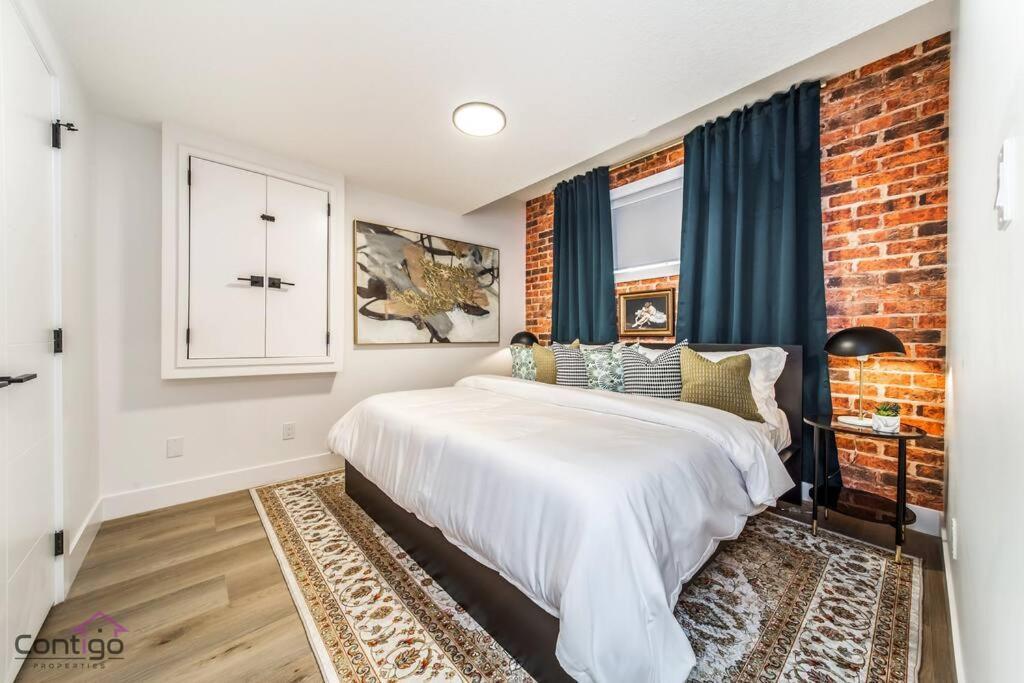 Luxe New York Style Bsmt Suite, Near Dt & Wem, King Bed, Wifi Apartment *
