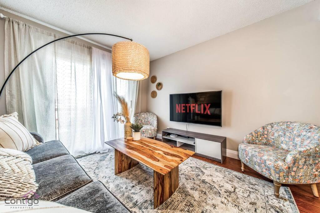 Cozy 3bd W/ac, Patio, Theatre Room, 15 Min To Dt Holiday home Edmonton