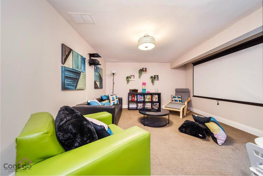 Cozy 3bd W/ac, Patio, Theatre Room, 15 Min To Dt Holiday home *