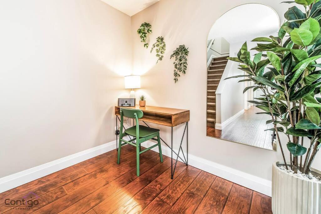Holiday home Cozy 3bd W/ac, Patio, Theatre Room, 15 Min To Dt Edmonton