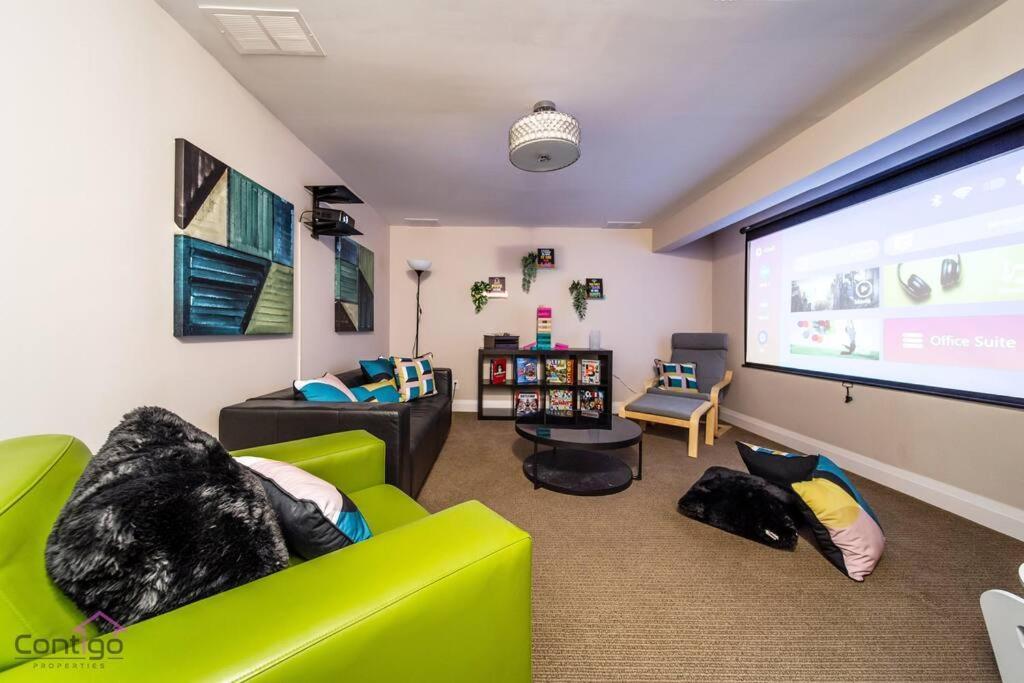 Holiday home Cozy 3bd W/ac, Patio, Theatre Room, 15 Min To Dt
