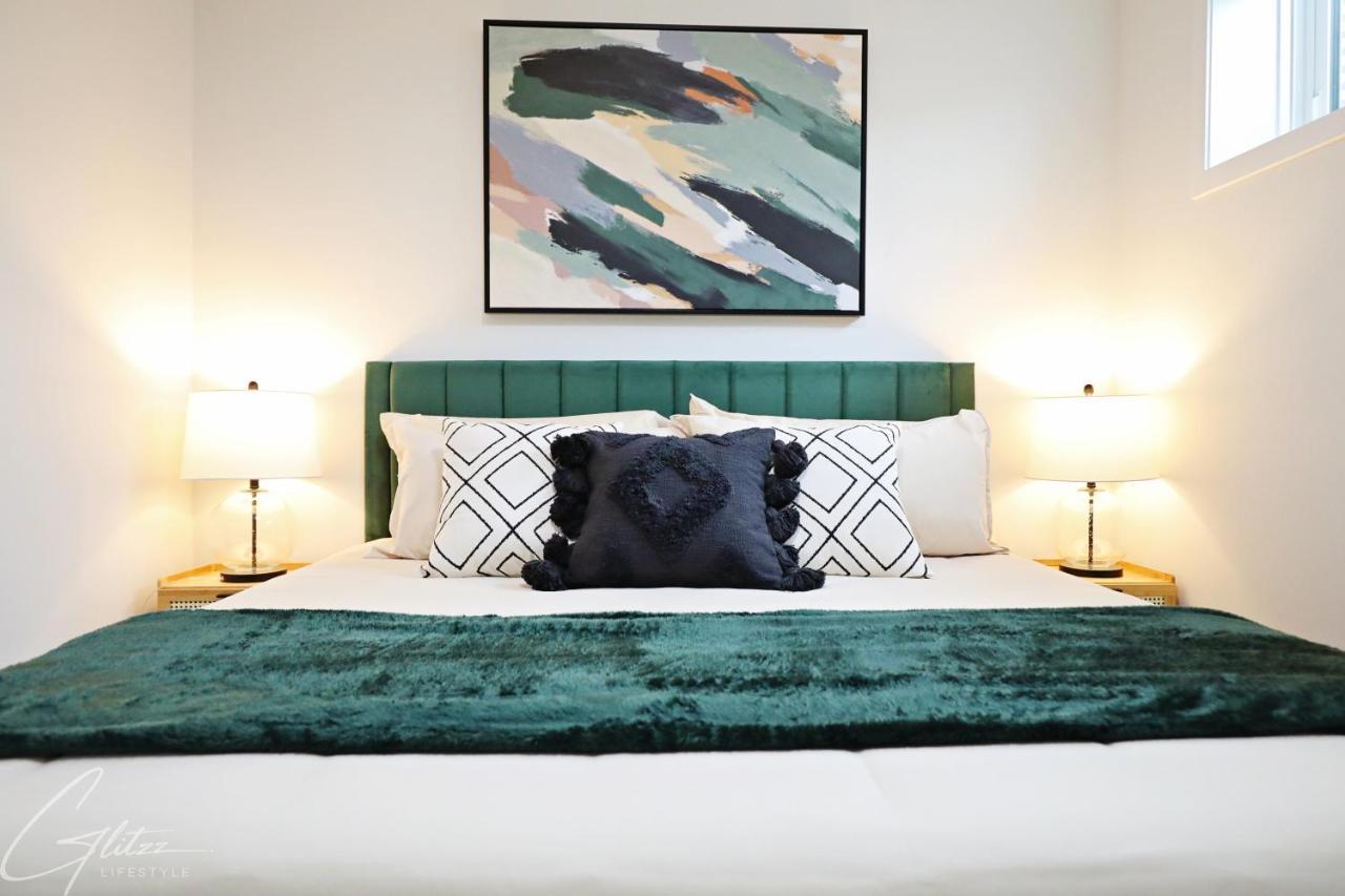 Stylish With King Bed,long Stays,disney+,airport Edmonton