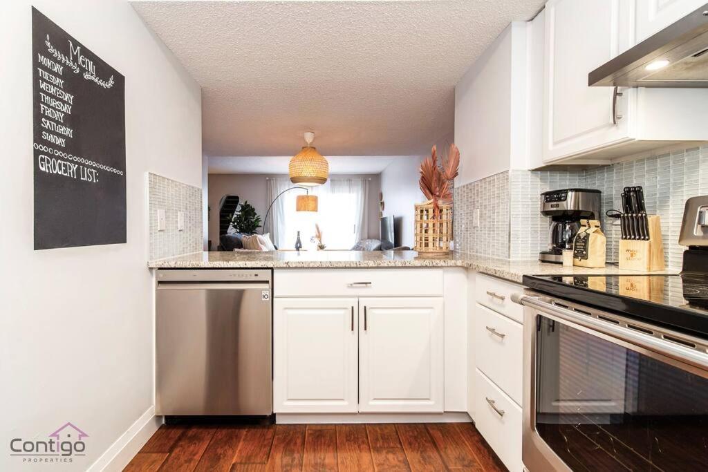 Cozy 3bd W/ac, Patio, Theatre Room, 15 Min To Dt Holiday home *