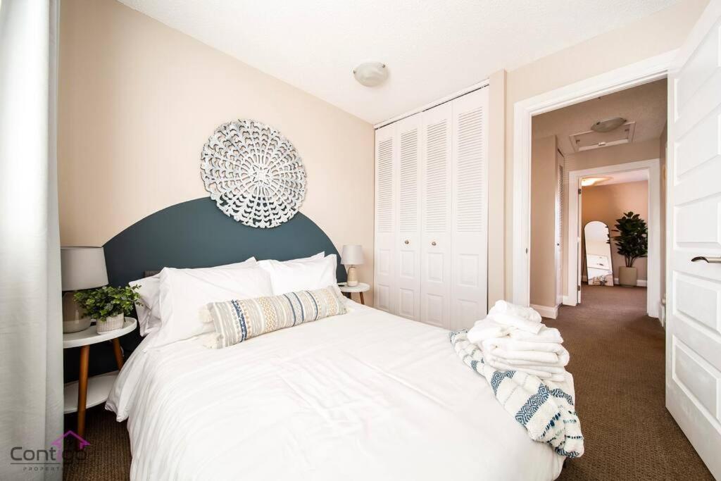 Cozy 3bd W/ac, Patio, Theatre Room, 15 Min To Dt Holiday home Edmonton