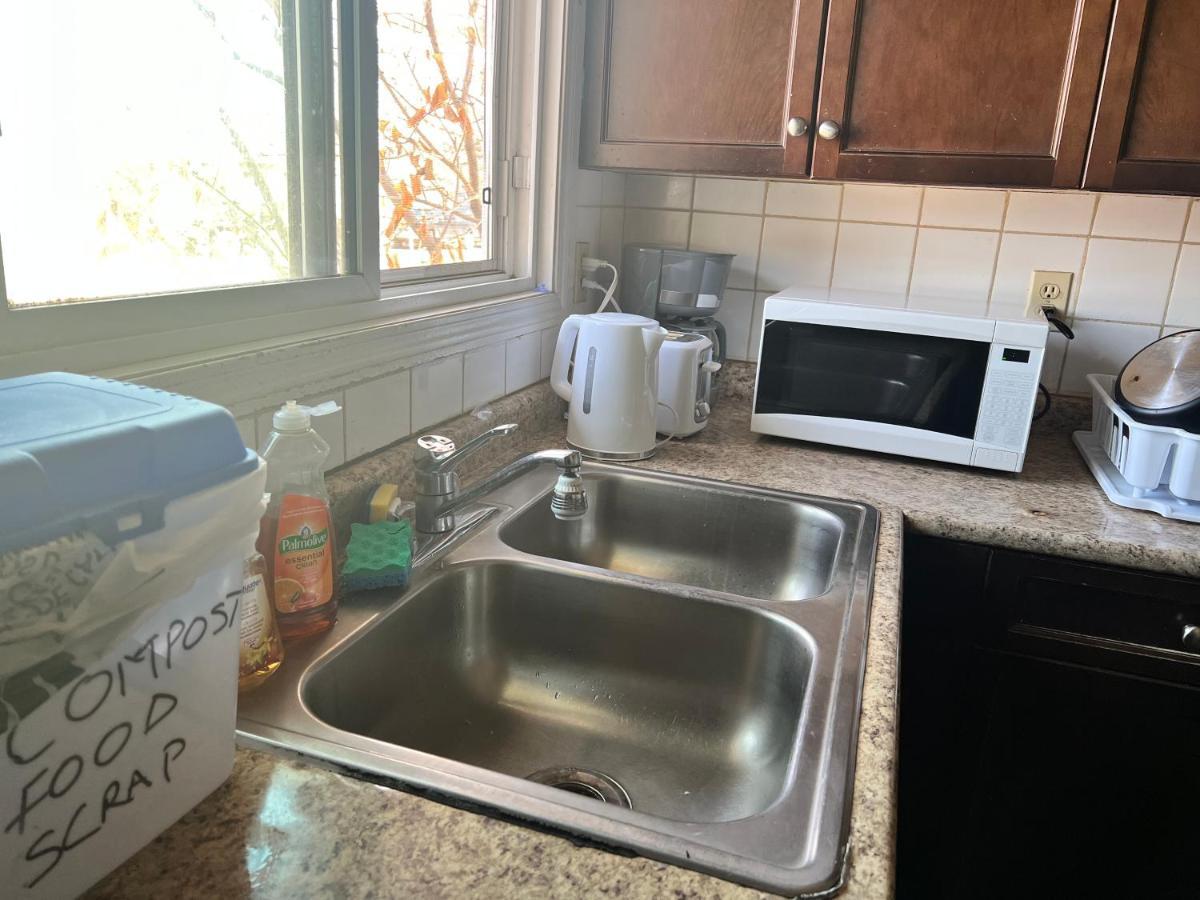 In Edmonton*wifi*netflix*tv*parking Homestay