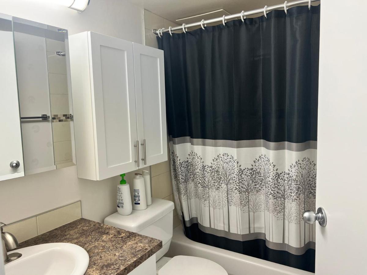 Homestay In Edmonton*wifi*netflix*tv*parking *