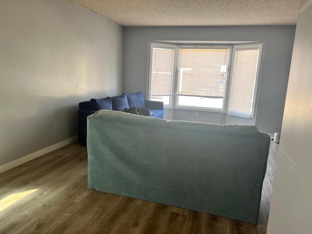 In Edmonton*wifi*netflix*tv*parking Homestay *