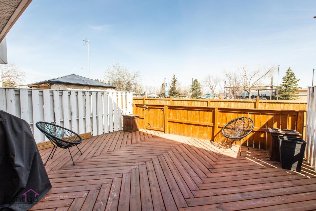 Cozy 3bd W/ac, Patio, Theatre Room, 15 Min To Dt Holiday home Edmonton