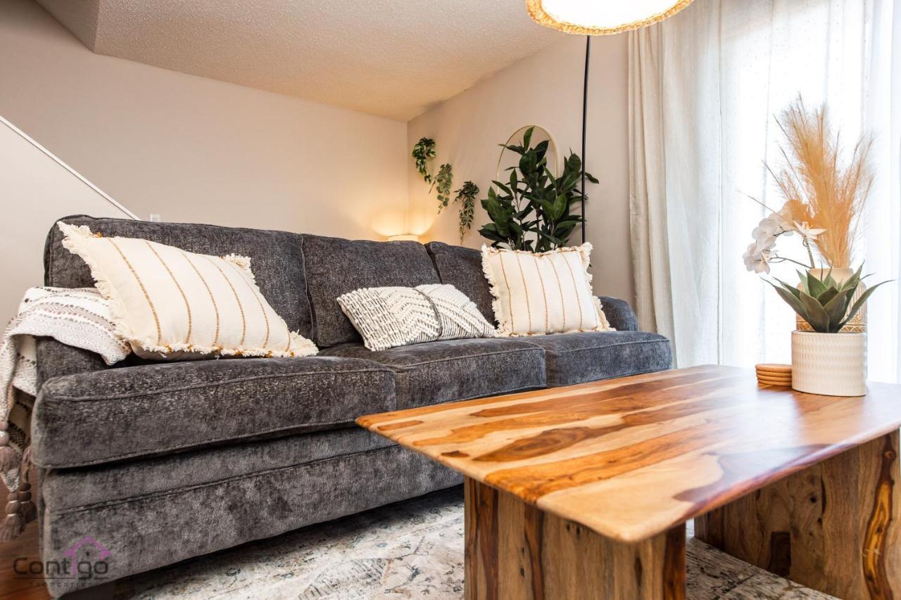 Holiday home Cozy 3bd W/ac, Patio, Theatre Room, 15 Min To Dt Edmonton