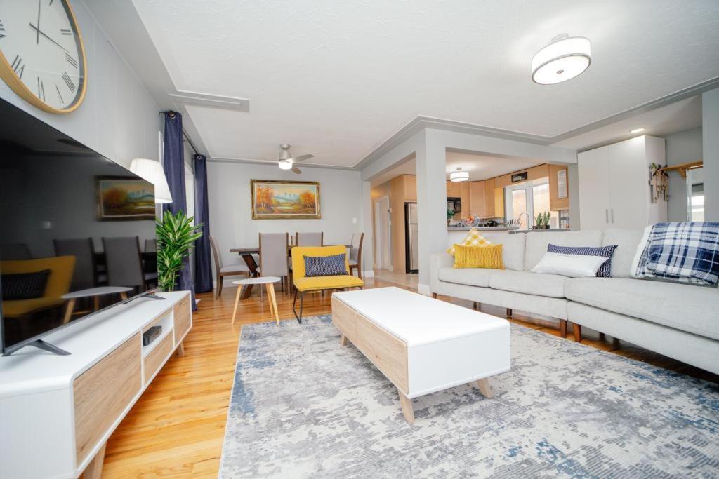 Cozy 3 Bedroom Contemporary With Free Parking Holiday home Edmonton