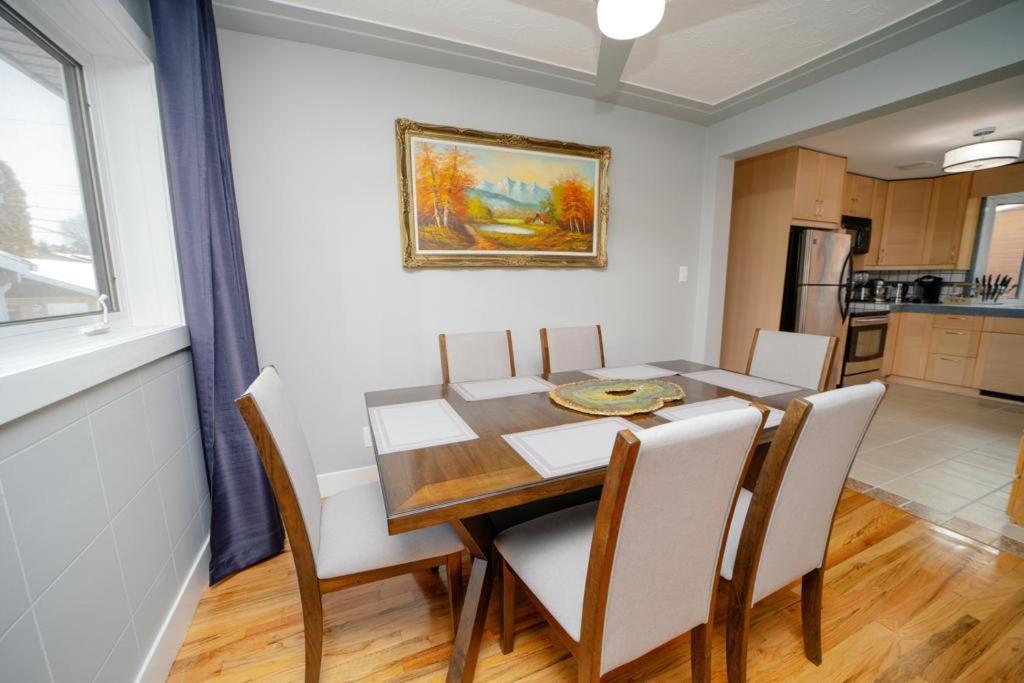Cozy 3 Bedroom Contemporary With Free Parking * Edmonton