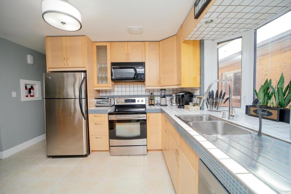 Cozy 3 Bedroom Contemporary With Free Parking