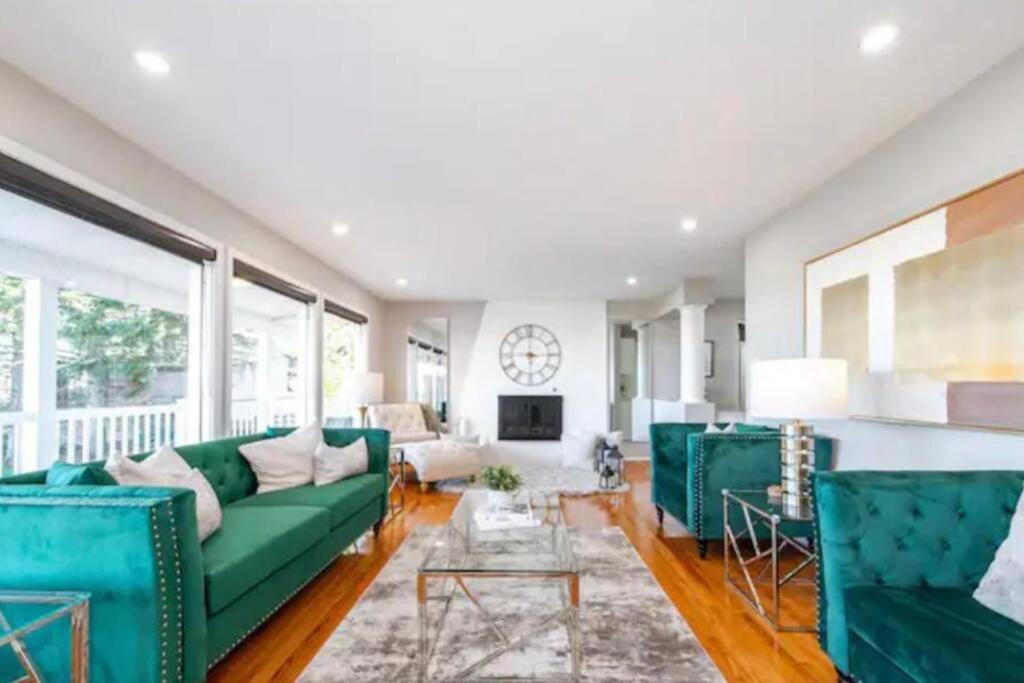 Stunning River View Home, King Bed, Golf, Firepit * Edmonton