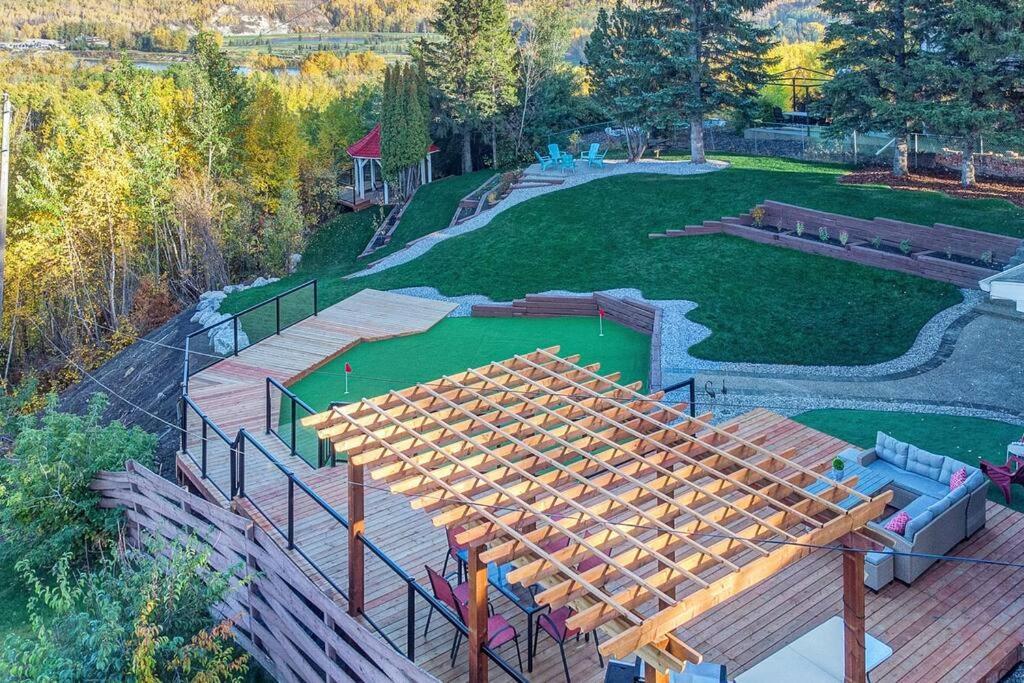 Stunning River View Home, King Bed, Golf, Firepit Apartment *