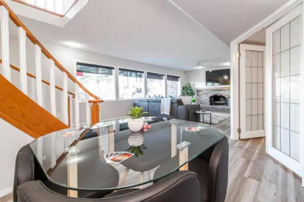 Stunning River View Home, King Bed, Golf, Firepit Edmonton