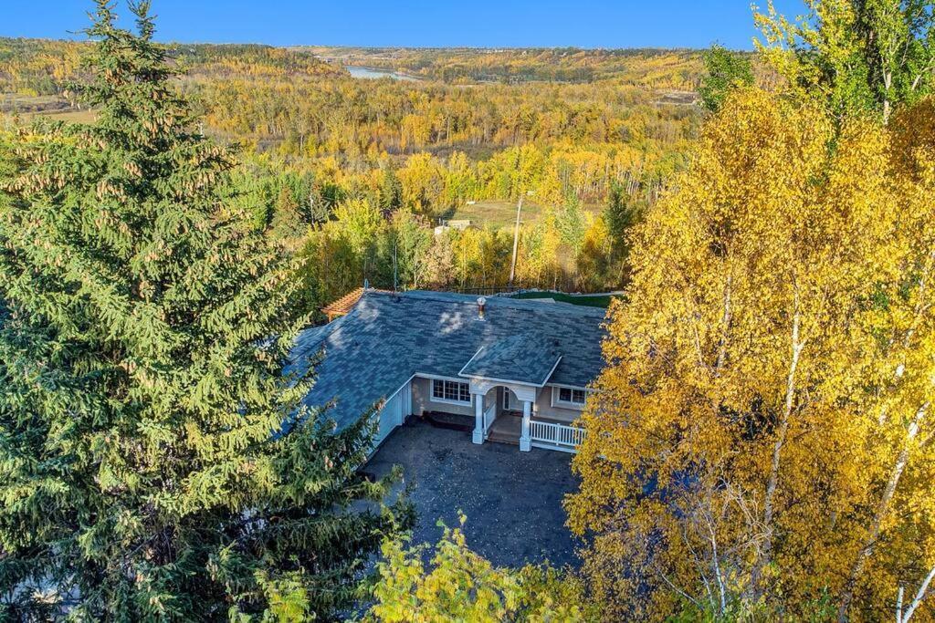 Stunning River View Home, King Bed, Golf, Firepit Apartment