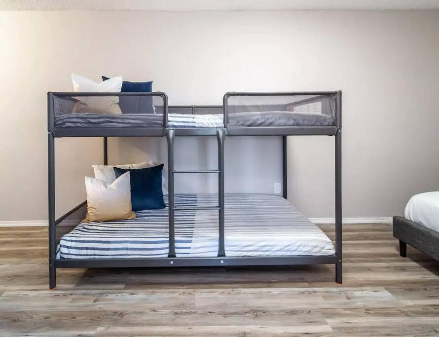 Apartment Stunning River View Home, King Bed, Golf, Firepit *