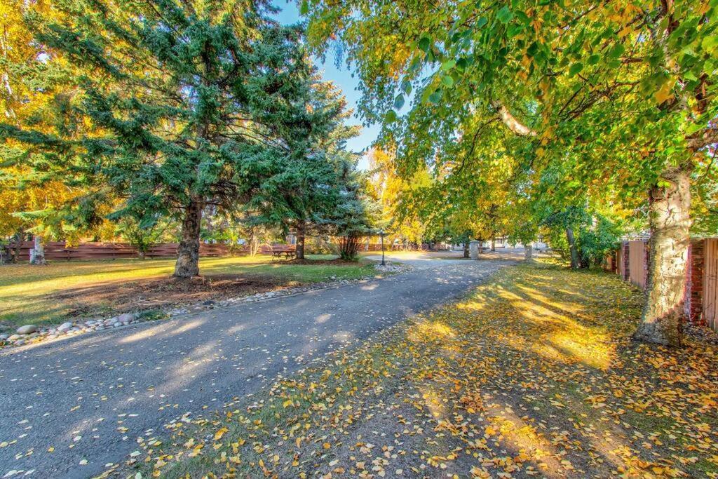 Stunning River View Home, King Bed, Golf, Firepit Edmonton