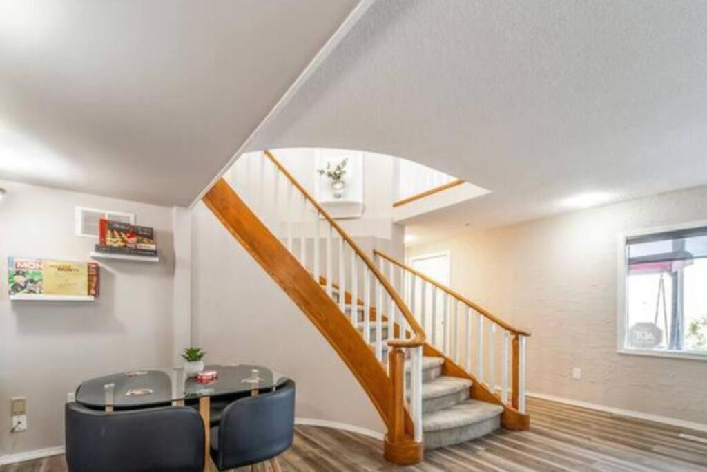 Apartment Stunning River View Home, King Bed, Golf, Firepit Edmonton