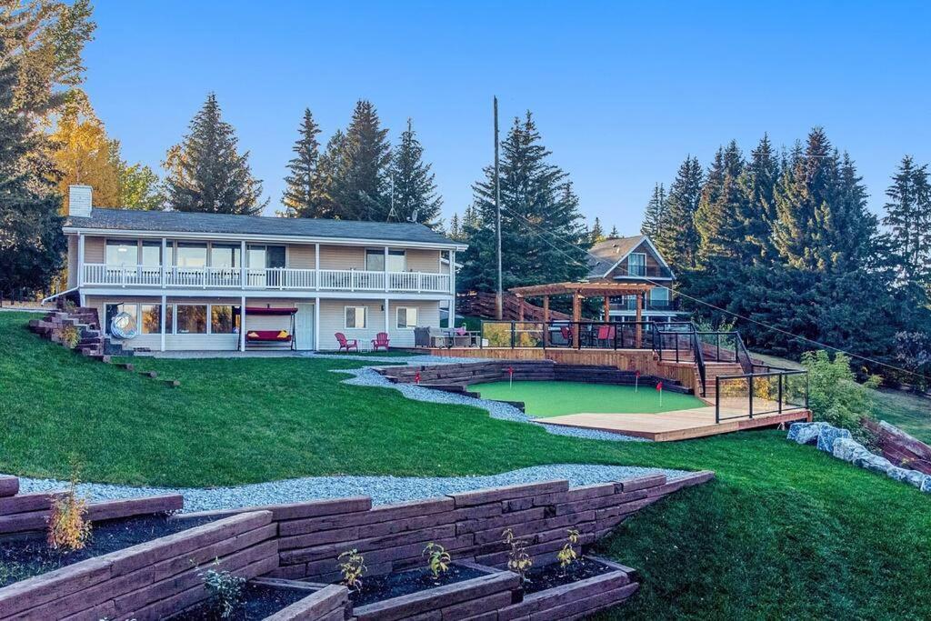 Apartment Stunning River View Home, King Bed, Golf, Firepit Edmonton