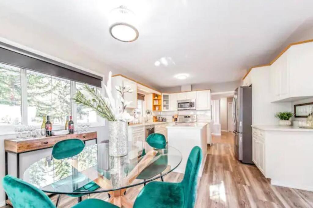 Stunning River View Home, King Bed, Golf, Firepit Apartment *