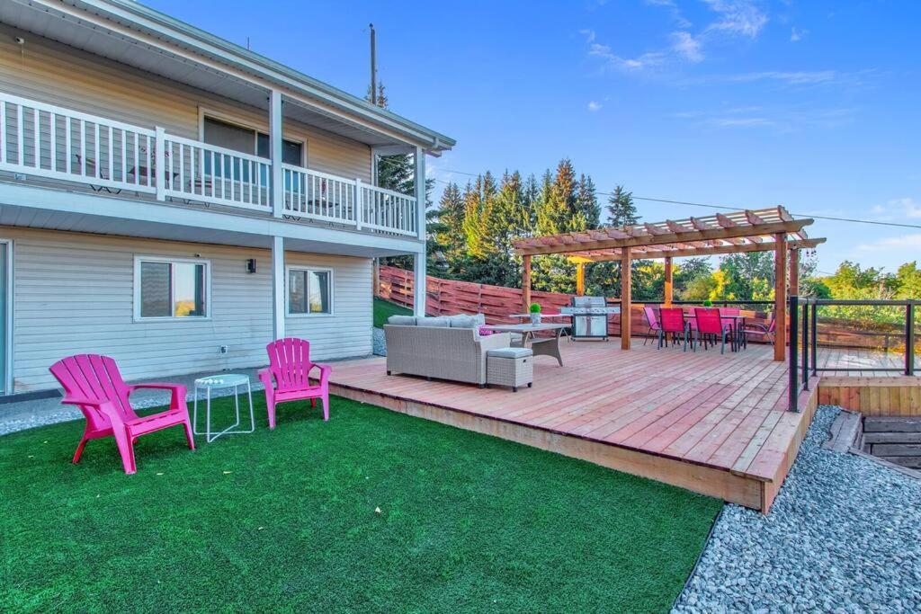 Stunning River View Home, King Bed, Golf, Firepit * Edmonton
