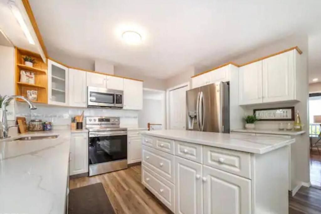 Stunning River View Home, King Bed, Golf, Firepit Edmonton